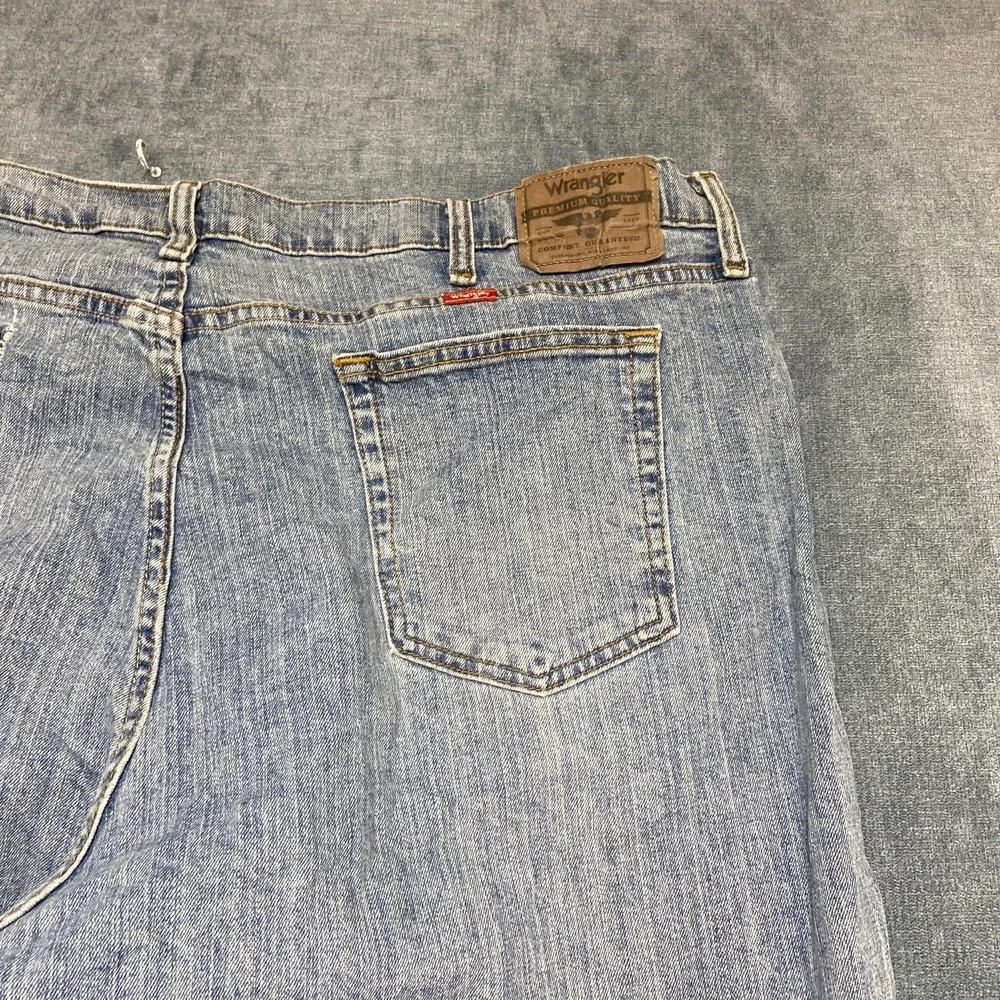 Wrangler Jeans Men 42x30 Blue Denim Low Rise Light Wash Relaxed Fit Straight Leg